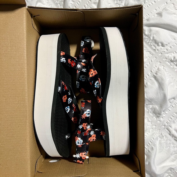 New Teva Black Floral Platform Sandals - Picture 5 of 8